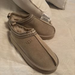 LOW PRICE MOVING- $185 + TAX NEW CHRISTMAS GIFT PLATFORM BOOTS 