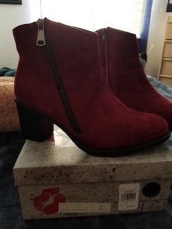 BURGUNDY WOMEN'S BOOTS