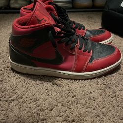 Air Jordan 1 Mid Reverse Bred