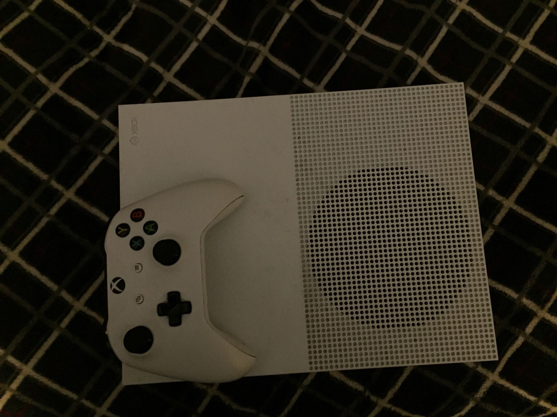 Xbox One S + 1 Controller + the HDMI cord and the plug cord