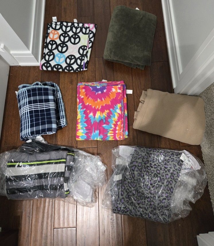 7 Throw Blankets. Used for a hayride. $15