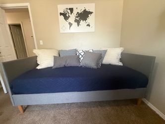 Beautiful Upholstered Daybed – Complete Set with Mattress, Bedding & Pillows