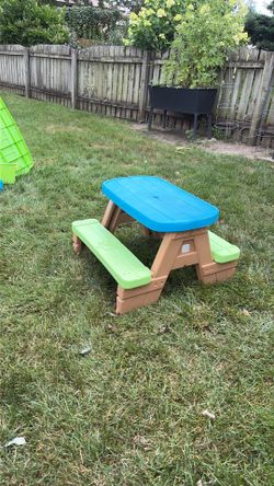 Step 2 picnic table