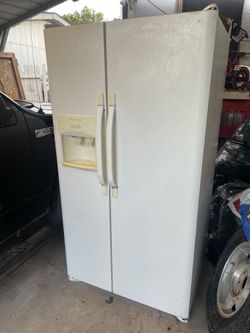Frigidaire fridge (with French doors)