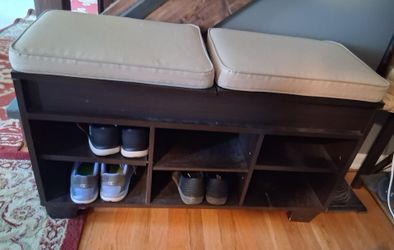 Shoe bench with top storage