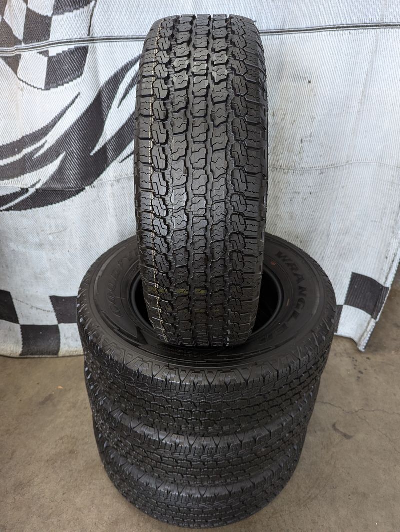 255/70r18 "Near Brand New" Goodyear Wrangler All Terrain Adventure Tires