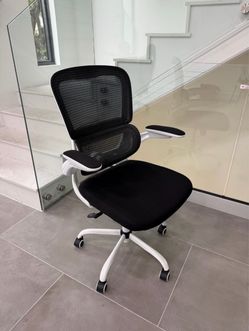 Ergonomic Mesh Office Chair – White Frame / Black Mesh – Excellent Condition