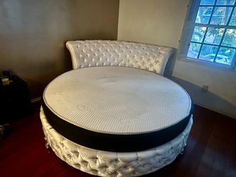 King size round bed with king size mattress