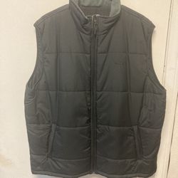Champion men’s puffer vest in black. Size:  XL. In perfect like new condition. Located @ Oakey & Decatur 89146.   