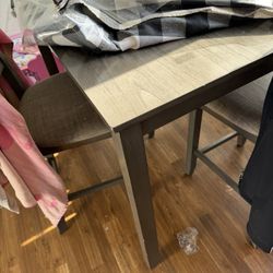 Table With 4 Chairs 