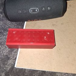 2 Bluetooth Speakers Chrge 5jbl