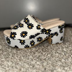 Cute Daisy Print Platform Mules - Size 8M - NEW!