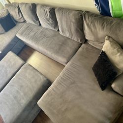 Large Grey Sectional With 2 Ottomans