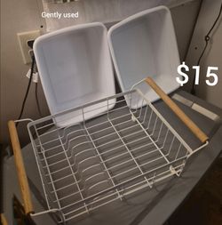 Dish drainer and two dish pans