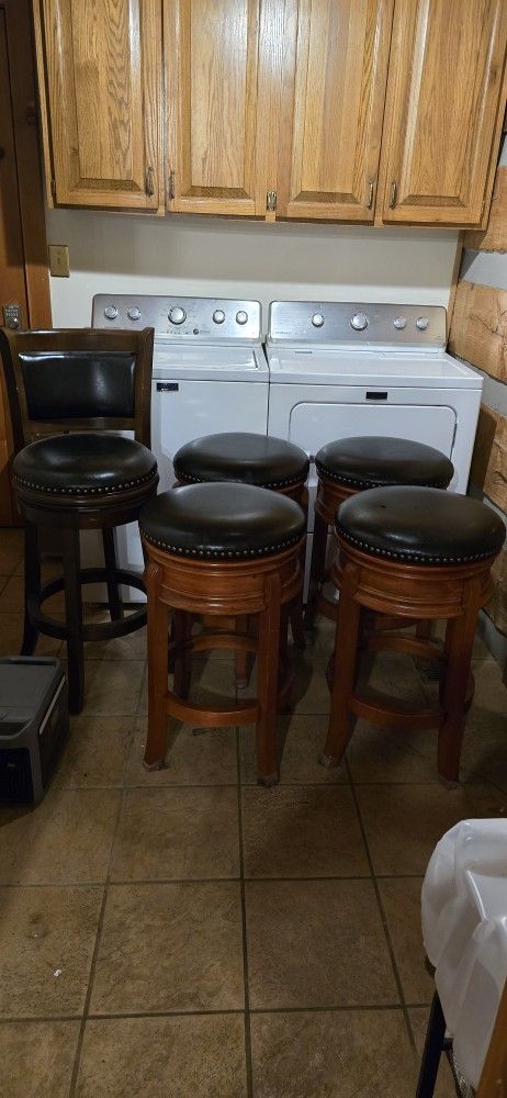 5 Bar Stools Wooden