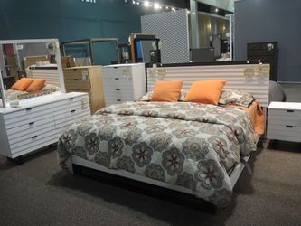 Rotta Rio King Platform Bed - Chalk White Slat Headboard - Floor Sample Clearance