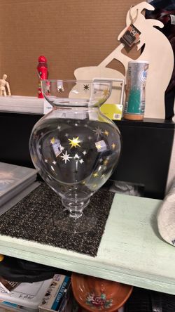 Diamond star Corp. glass vase 14“ x 8“ wide
