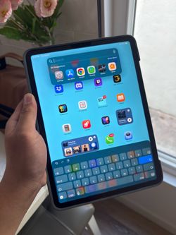Apple iPad Pro 11” (2018) 64GB + Logitech Combo Touch Keyboard Case