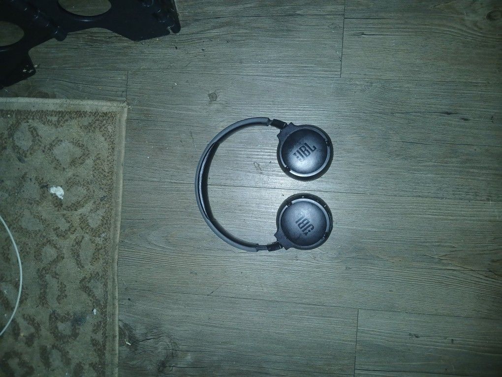 JBL Bluetooth Headphones Comes With C Type Charger 
