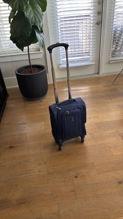 Travel rolling suitcase