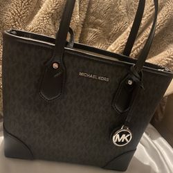 Michael Kors Black& Silver Hand Held Or Crossbody Purse With Matching Wallet/wristlet That Comes With It