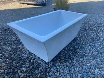 Free standing soaking bathtub