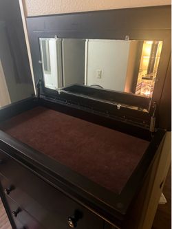 Dresser 5 drawers with top mirror and storage area
