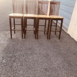 🎁BEAUTIFUL SOLID WOOD HIGH DINNER TABLE AND 4 HIGH CHAIRS🎁
