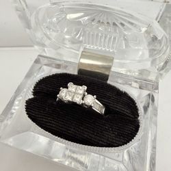 14kw Square Illusion Ring W/ Round And Baguette Diamonds 
