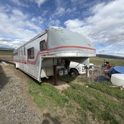 1995 Hart 4 Horse Living Quarters 