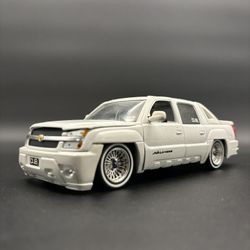 2001 Chevy Avalanche 1:24 Diecast model car by Jada Dub City for