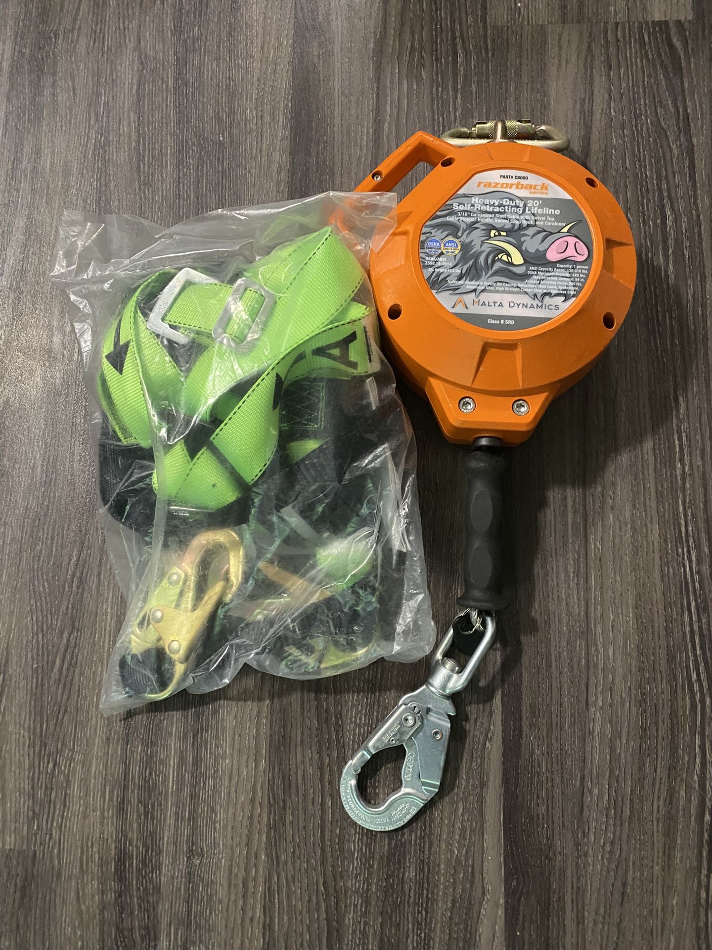 Razorback heavy duty self retracting lifeline (C8000) & Harness