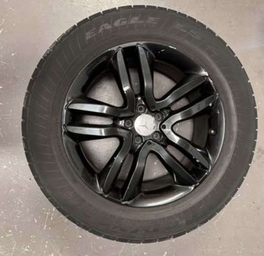 Mercedes-Benz GL or GLS- Class 20-inch alloy wheel with a P275/55R20 tire.