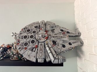 Millennium Falcon with Stand - Lepin