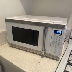 Hamilton Beach Microwave, White, 1000 watts