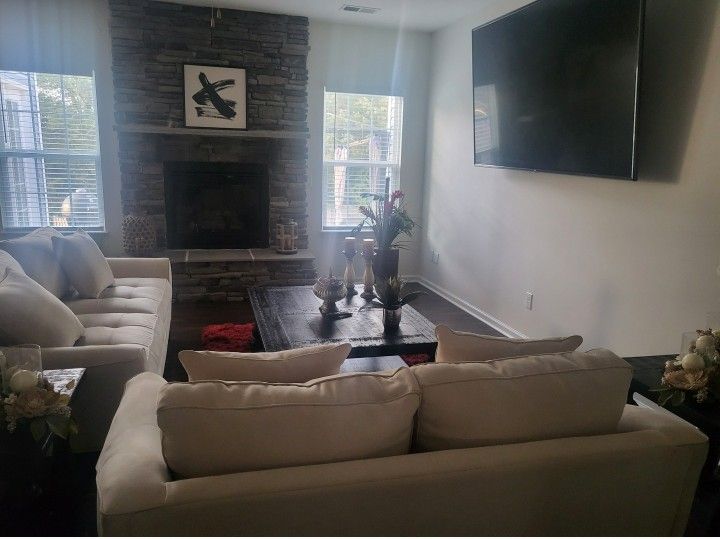 Like New Living Room Suite 