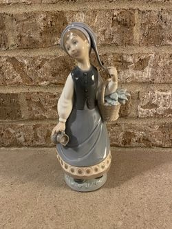 Lladro “Women With Scarf” Figurine 5024