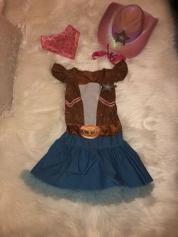 Beautiful costume for girls between 4 and 5 years old.