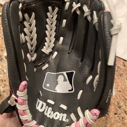 Youth Girls Wilson MLB Baseball Glove