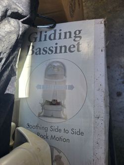 Gliding bassinet