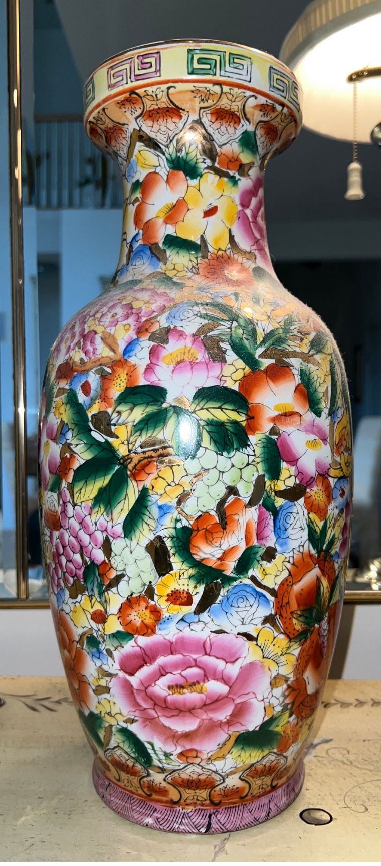 BEAUTIFULLY DESIGNED CHINESE ANTIQUE FLOWER PORCELAIN VASE