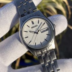 Seiko Stainless Steel Men’s Watch – White Dial, Day-Date, Elegant Design