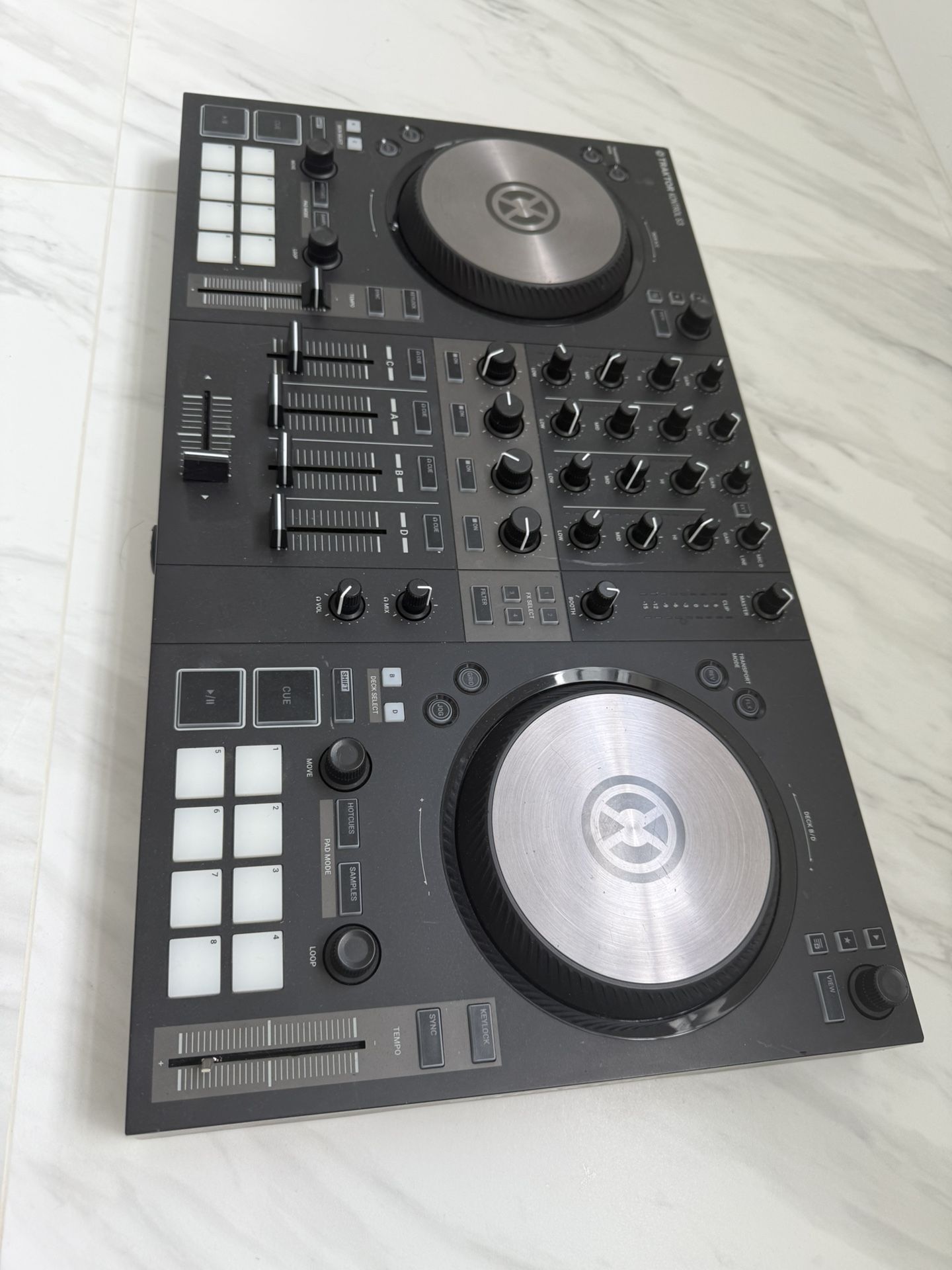 Traktor Kontrol S3 4 channel DJ Controller