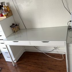 Vanity Desk With Glass