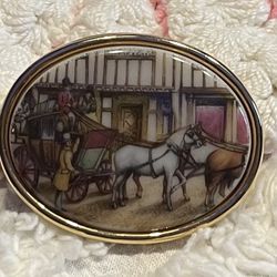 Vintage CAMEO BROOCH Horse and Carriage GOLD TONE excellent condition 