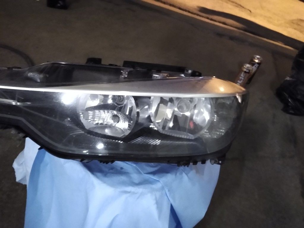 2014 BMW 320 Headlight drivers side OEM