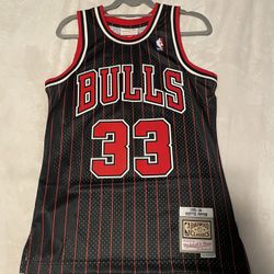 Chicago Bulls 1995-96 Scottie Pippen Hardwood Classic Jersey (Size Small In Men’s) 