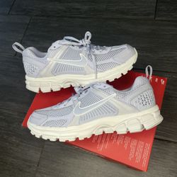 Nike Vomero 5 Size 5.5y 