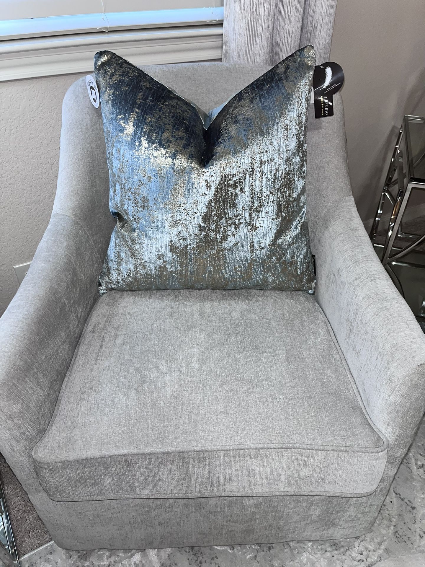 1-NWT SOHO STUDIO METALLIC GOLD LUXURY DECORAYIVE PILLOW