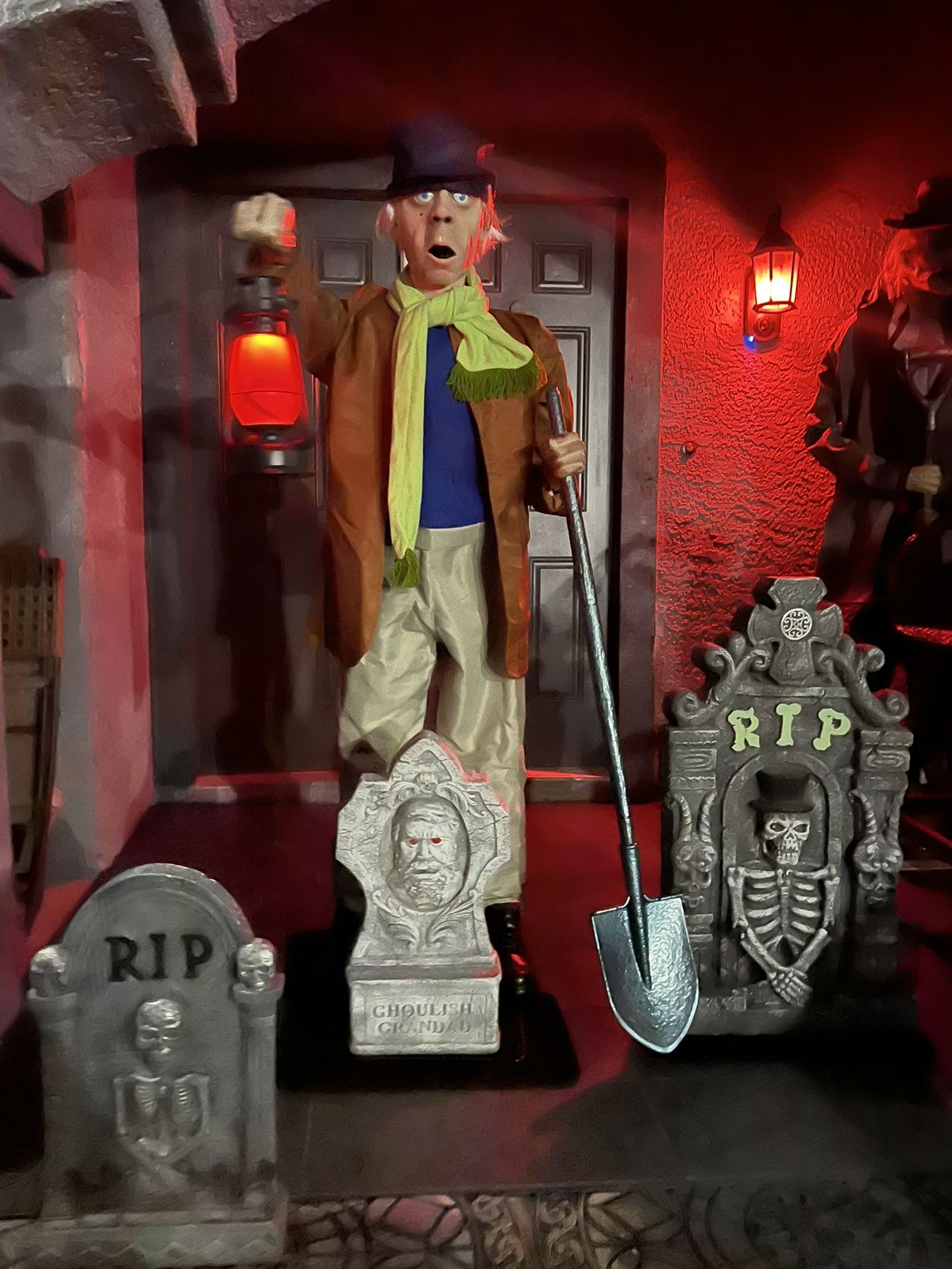 Disney The Haunted Mansion Life-Size Caretaker 6ft Animatronic.